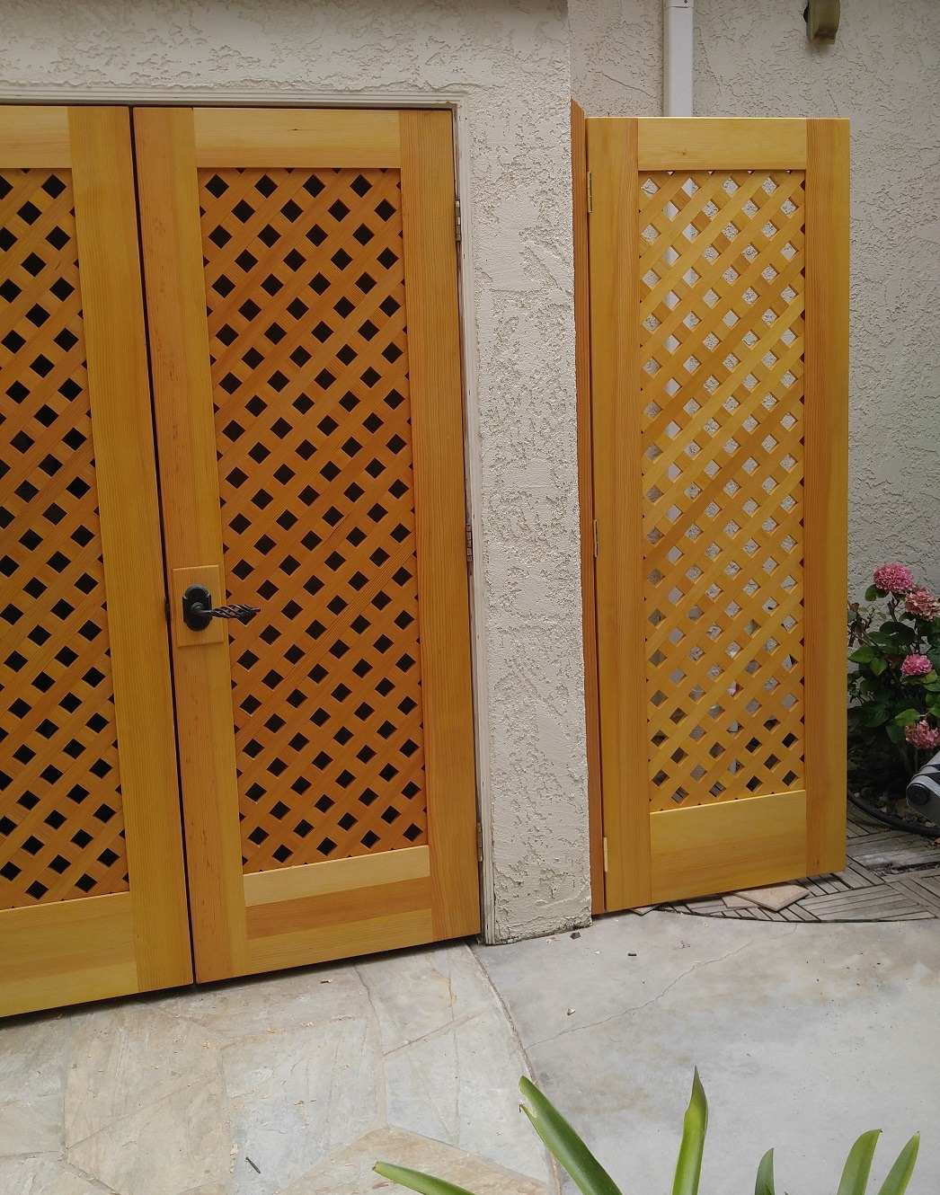 Outdoor Doors to hide trash cans